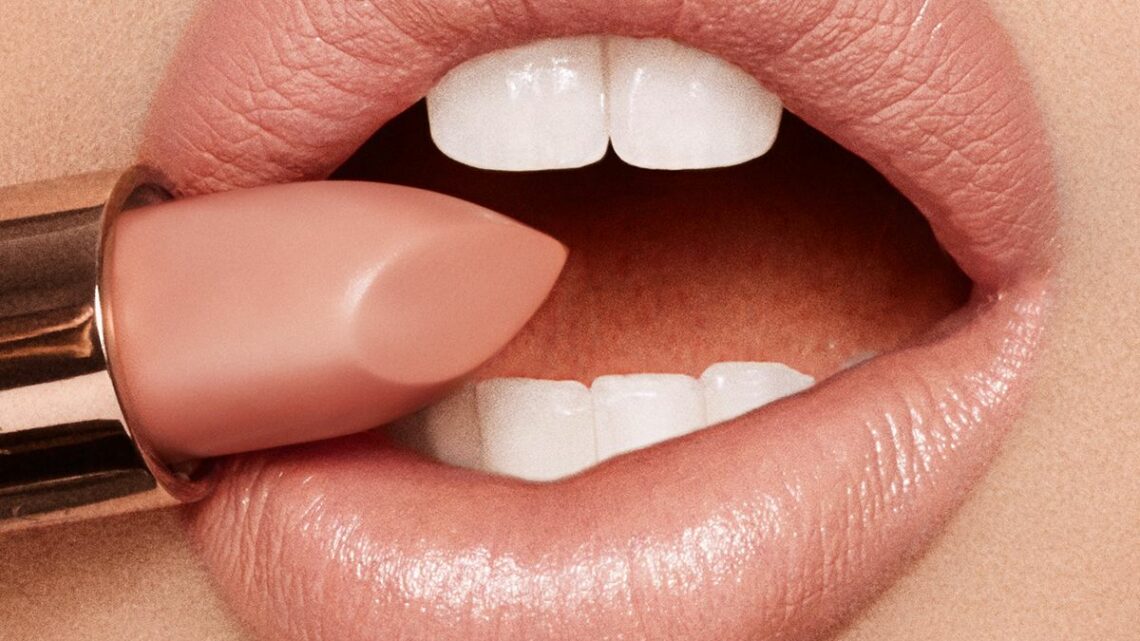 Rossetto per le bionde quali sono le migliori nuance? Rossetto per le bionde quali sono le migliori nuance?